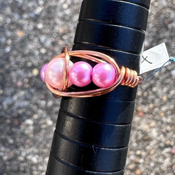 Handmade pink faux pearl copper ring - Picture 4 of 5